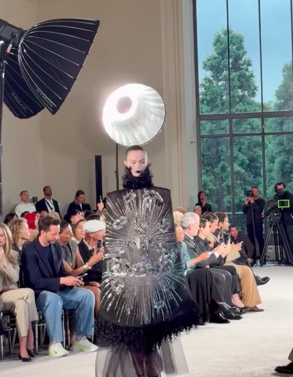 Образ показа Schiaparelli