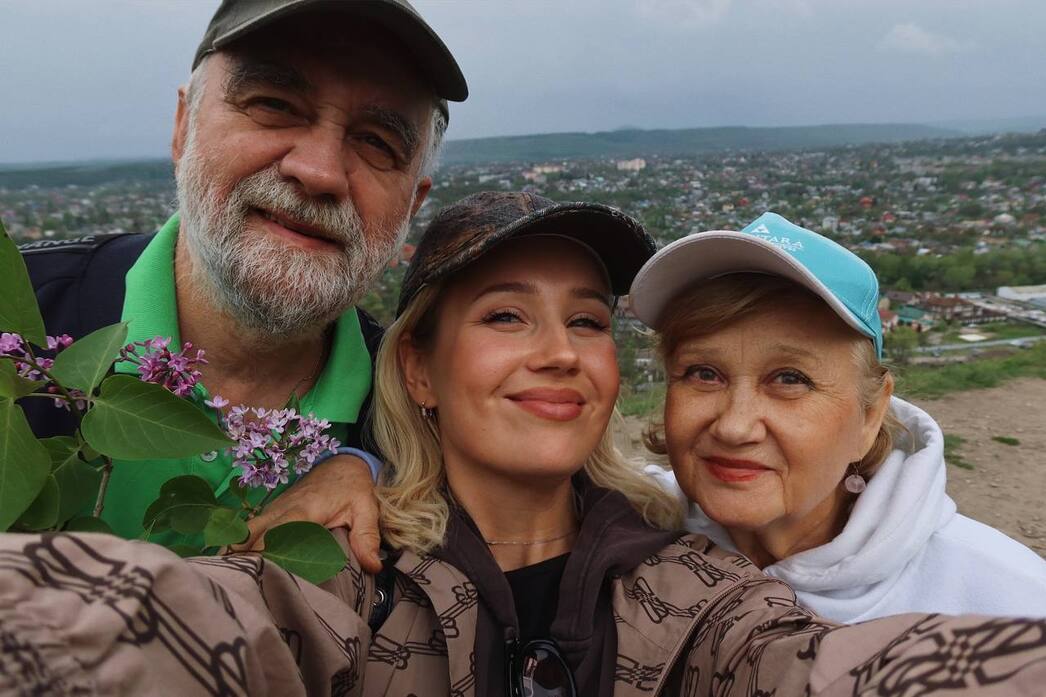 Клава Кока с дедушкой и бабушкой