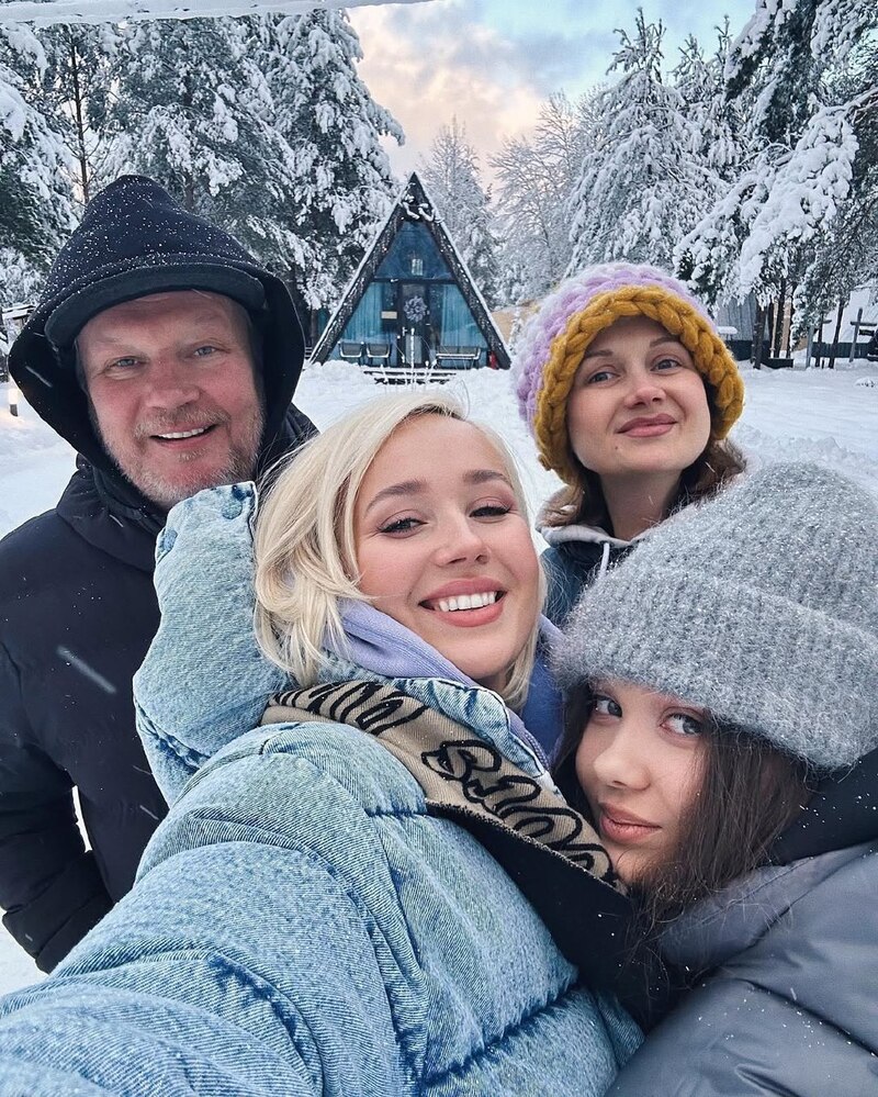 Клава Кока с родителями и сестрой
