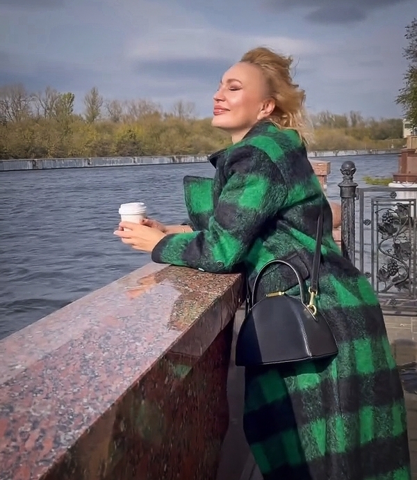 Алла Довлатова на набережной "Алых парусов"