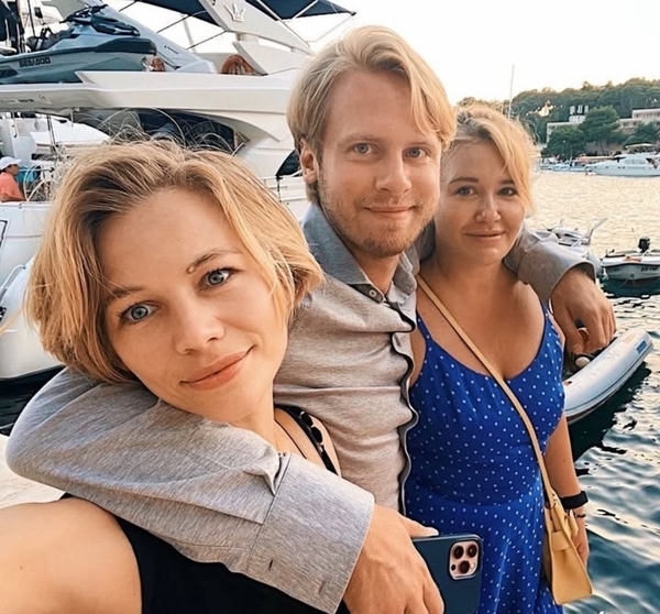 Светлана Устинова и Илья Стюарт с мамой