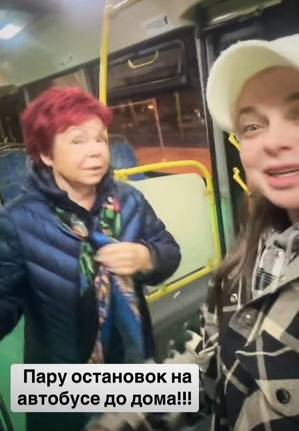 Наташа Королева встретила маму из Майами