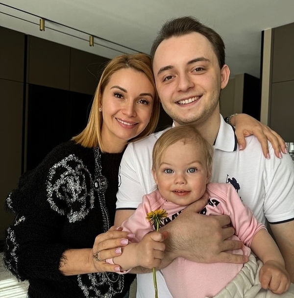 Ольга Орлова с сыном и дочерью