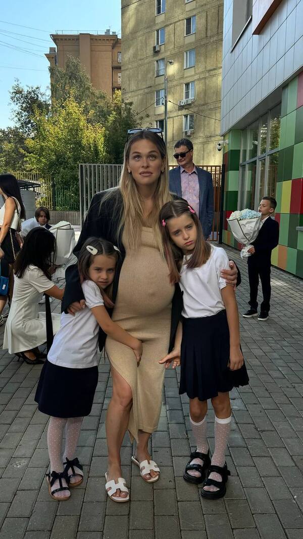 Анна Хилькевич отвела дочерей в школу