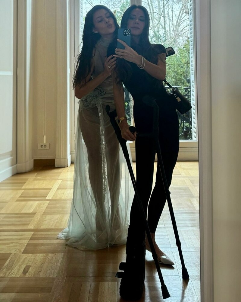 Никола Пельтц и Виктория Бэкхем в Париже перед показом новой коллекции Victoria Beckham