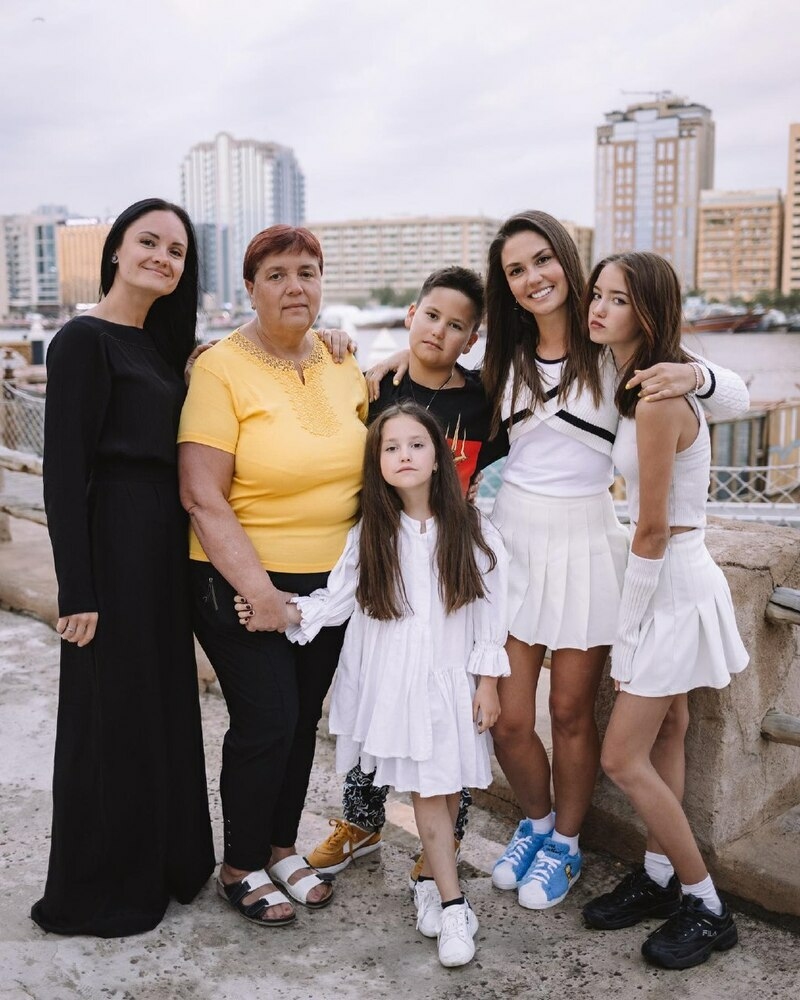 Агата Муцениеце с мамой, сестрой и детьми