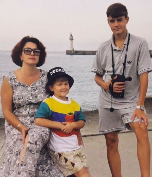 Максим Матвеев поздравил маму с Днем Матери