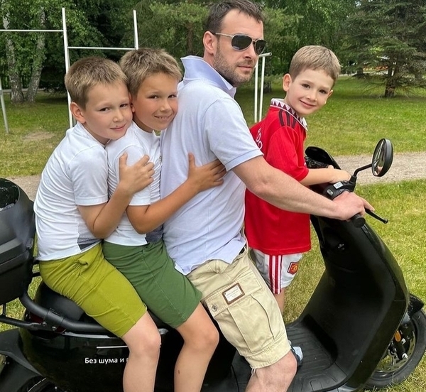 Евгений Васильев с детьми