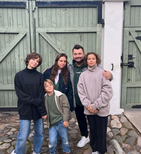 Сергей Жуков и Регина Бурд с детьми