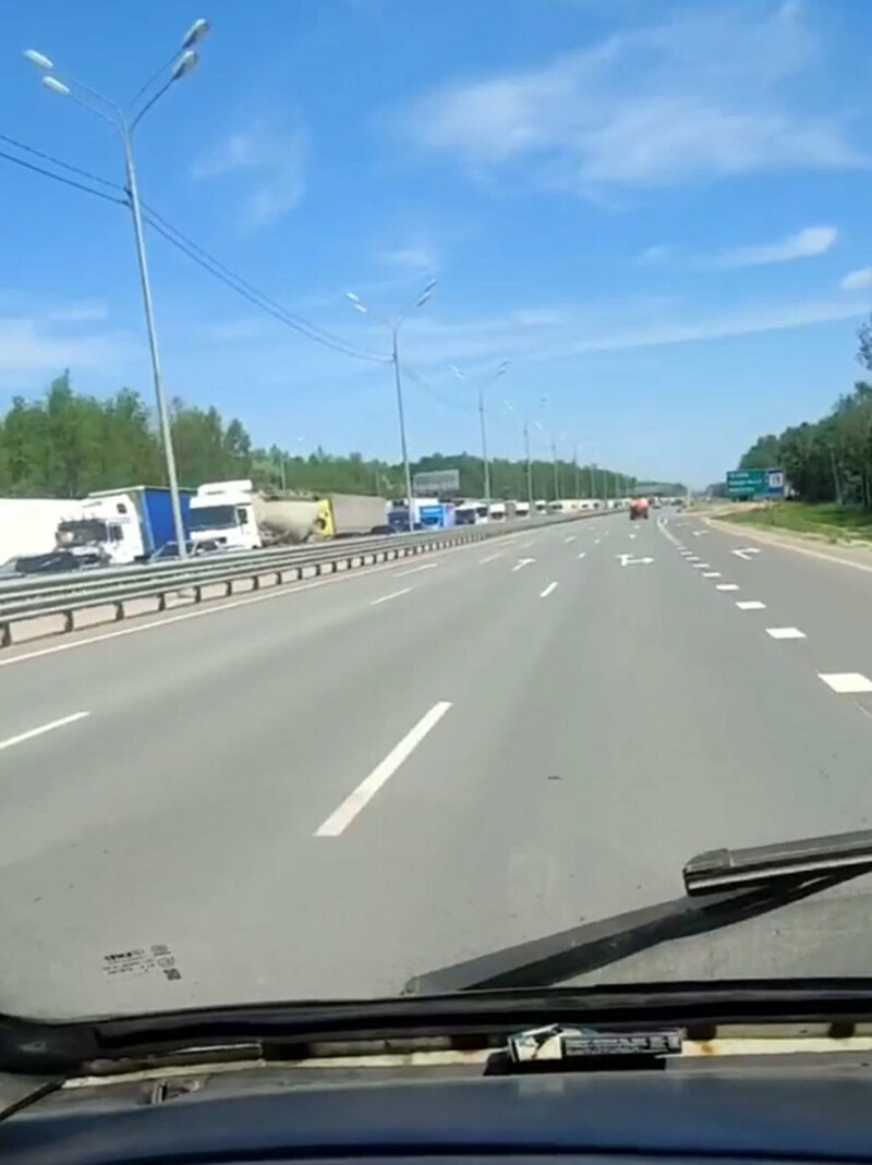 В Подмосковье на закрытом Симферопольском шоссе скопилась гигантская пробка