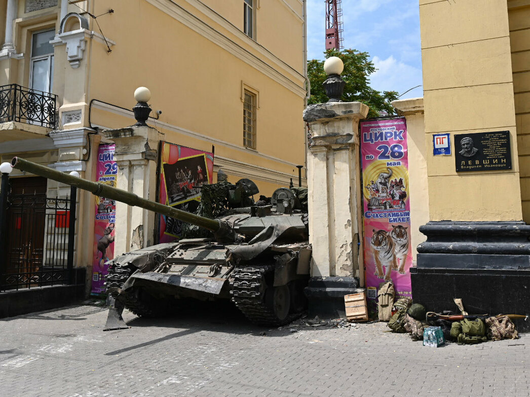 Танк ЧВК Вагнер, застрявший в воротах Ростовского цирка