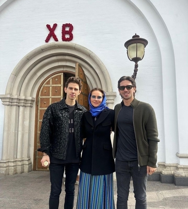 Елена Север с сыновьями