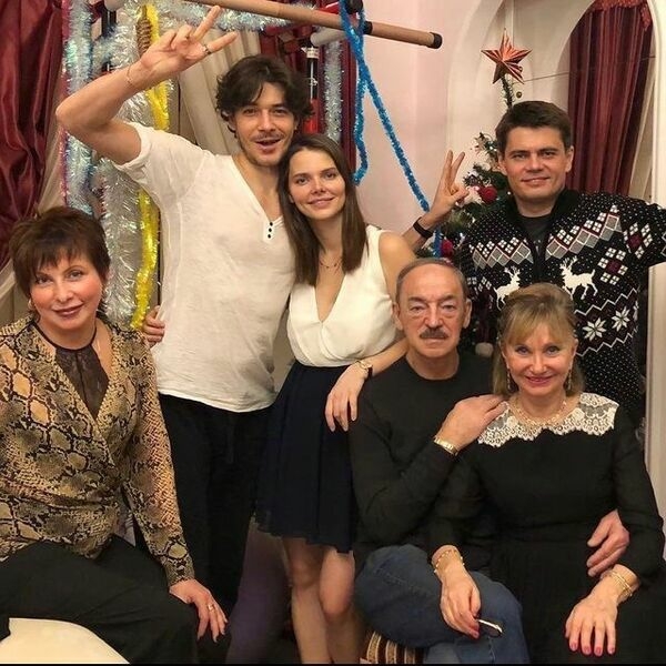 Михаил Боярский в кругу семьи с женой Ларисой Луппиан, сыном Сергеем, дочерью Елизаветой и зятем Максимом Матвеевым