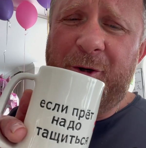 Константин Ивлев делится не только рецептами, но и обменивается с подписчиками сувенирами
