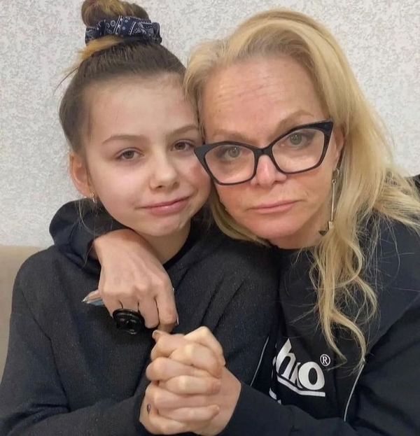 Лариса Долина показала свое лицо без макияжа с обнимку с любимой внучкой