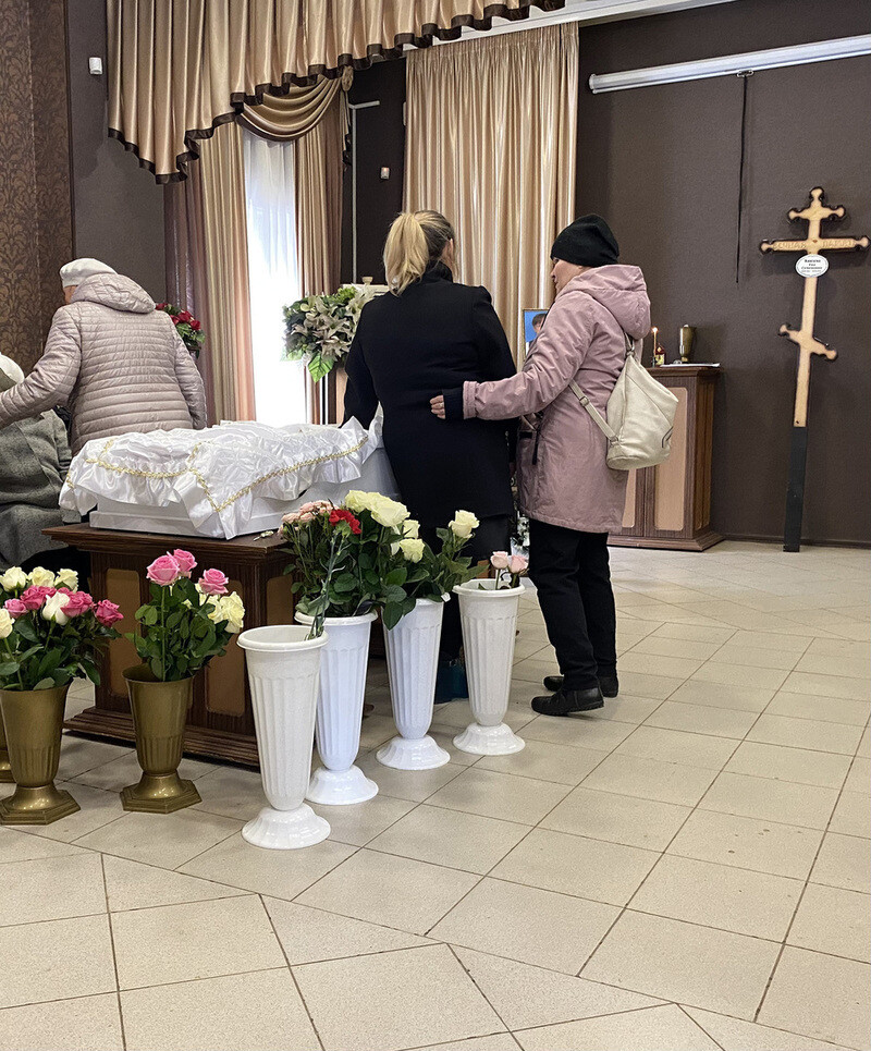 В Ижевске хоронят погибших: отпевание в храме Святых Царственных Мучеников.