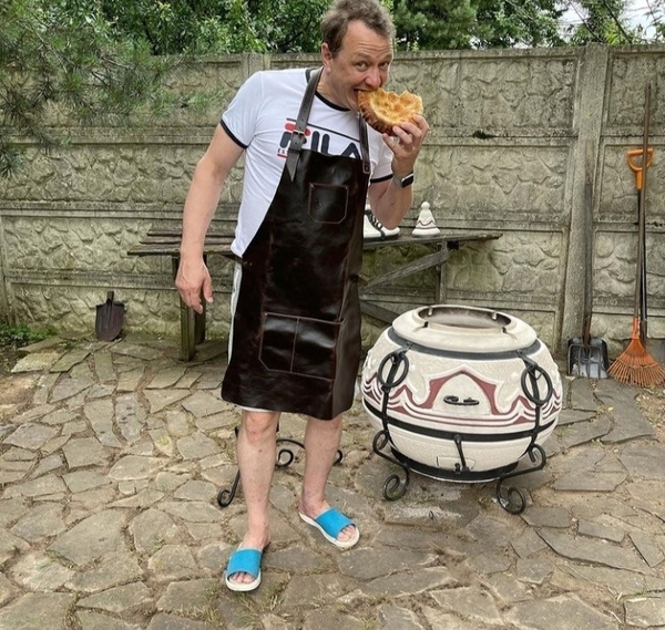 Марат Башаров готовит на тандыре