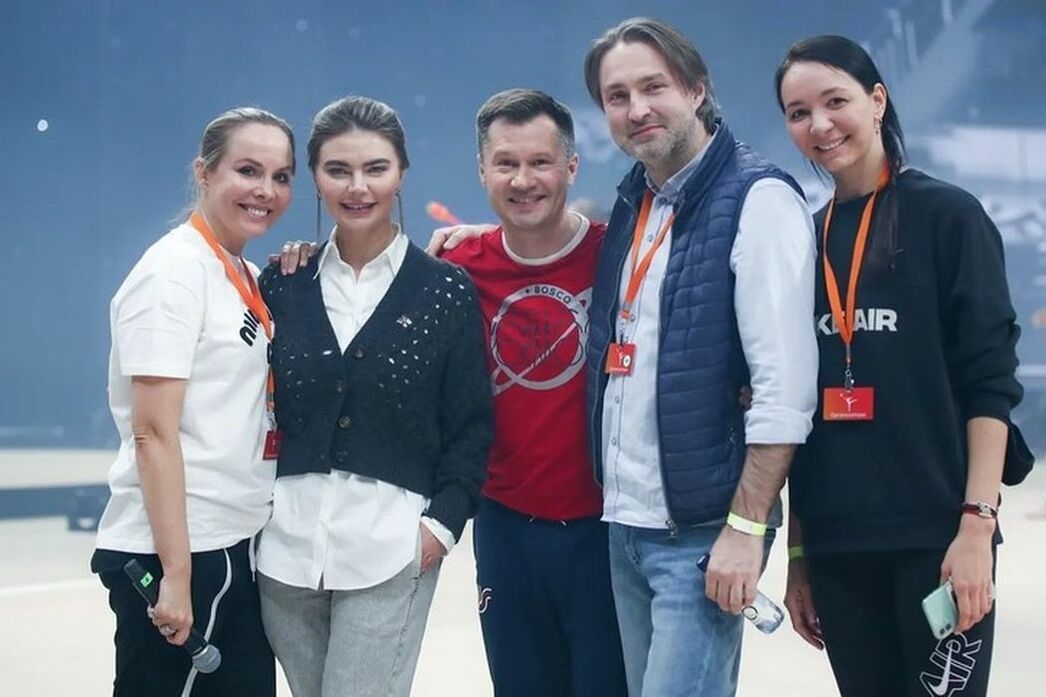 Алина Кабаева с коллегами на репетиции