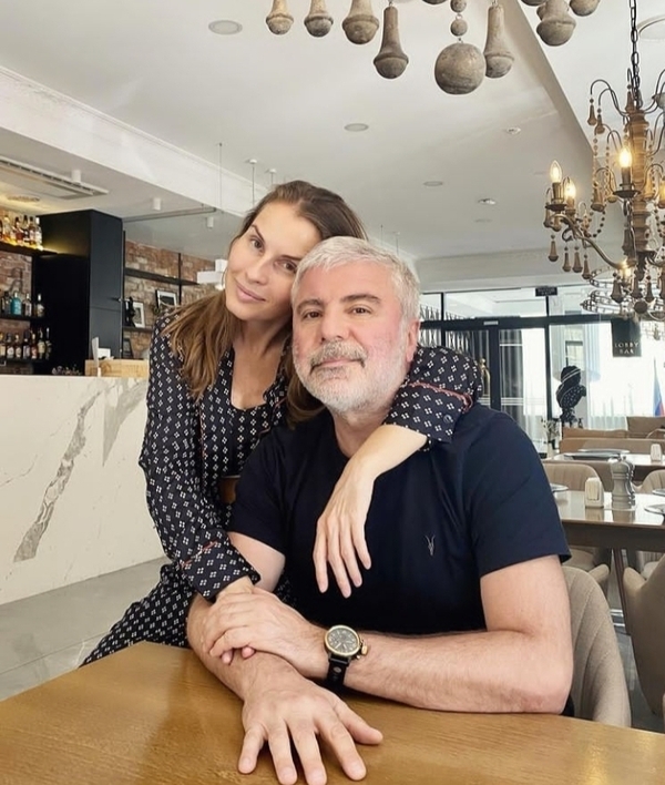Сосо Павлиашвили и Ирина Патлах вместе уже более 20 лет. У пары две дочери, но они не спешат в ЗАГС. Несмотря на то, что супруги живут в гражданском браке, они прошли обряд венчания в 2020 году