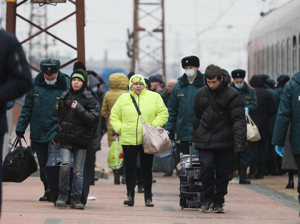 В Белгороде волонтеры и сотрудники МЧС встречают приезжих с Донбасса