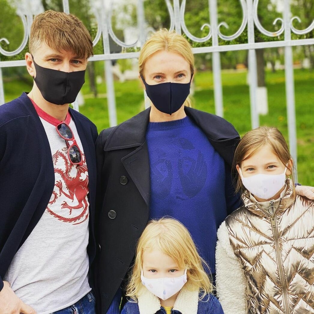 Алексей Ягудин с Татьяной Тотьмяниной и дочерями