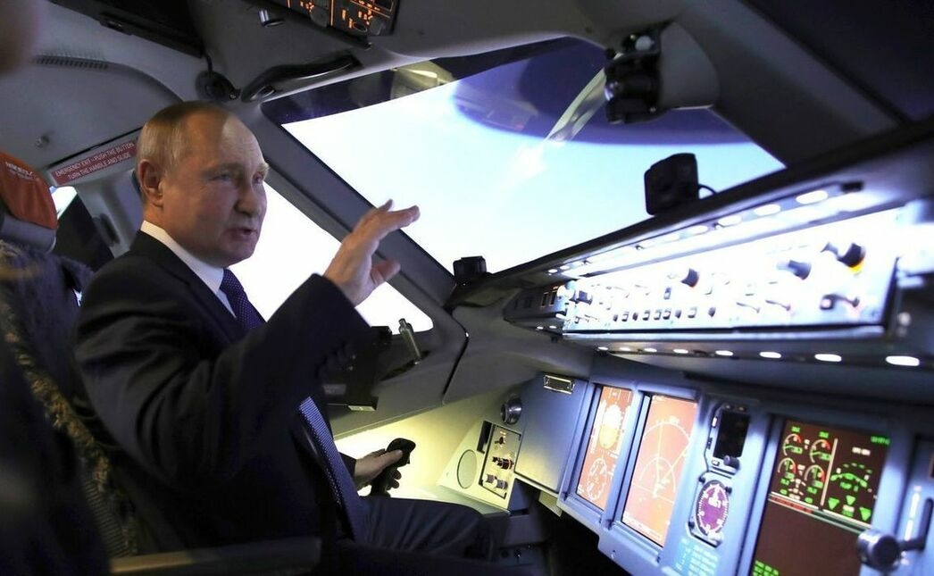 5 марта. Путин посещает учебный центр "Аэрофлота"
