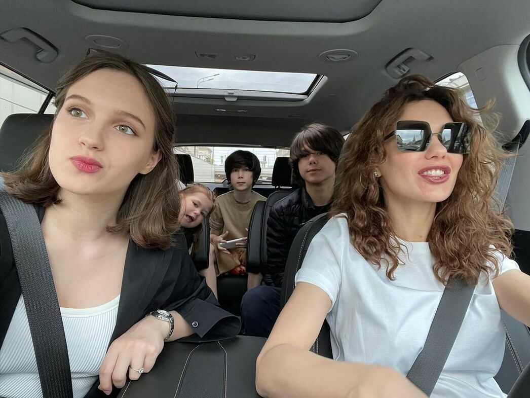 Екатерина Климова с детьми отправляется в отпуск