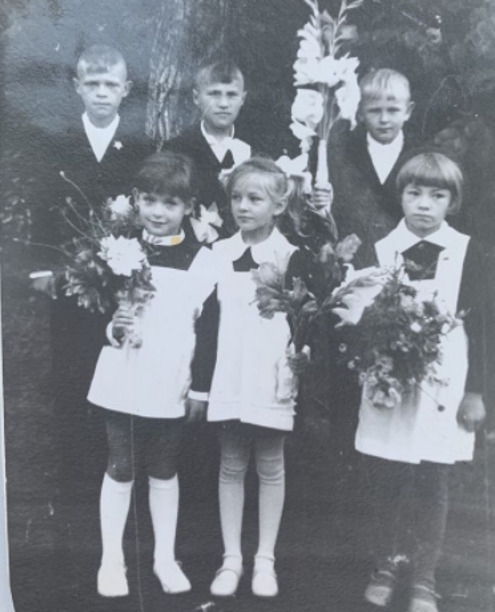 Алиса Мон: "1971 год…, 1 сентября…ровно пол века назад…!!! Новые туфельки!!! Как я ждала, когда надену эту красоту! А форма! А портфель!"