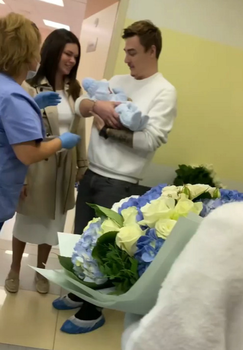 Катя Жужа и Артем Маркелов: выписка из роддома