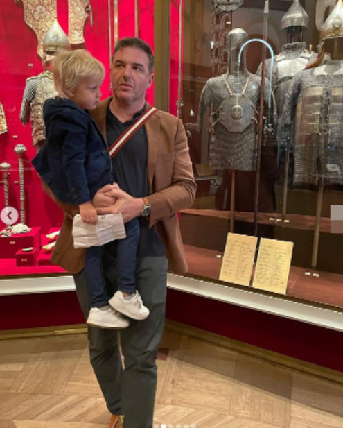 Максим Виторган сходил с сыном Платоном в Кремль: "Платону было «ух ты, смотри - рыцарь!», а меня не покидало ощущение реквизитно-костюмерного цеха в театральном закулисье. Только театр побольше, да бижутерия подороже"