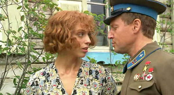 Нелли Уварова с Дмитрием Харатьяном в фильме "Тяжелый песок"