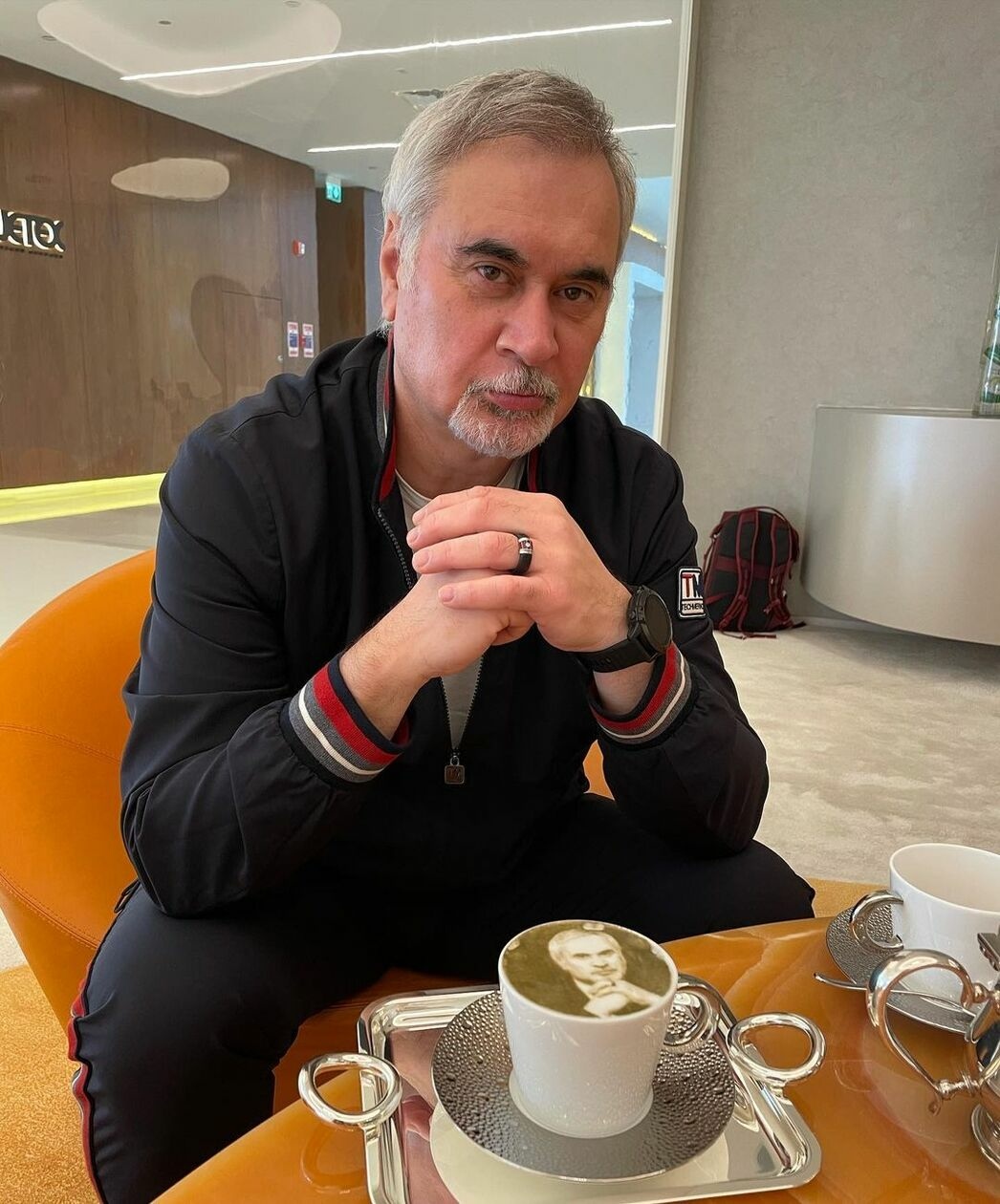 Валерий Меладзе смотрится в чашечку кофе как в зеркало