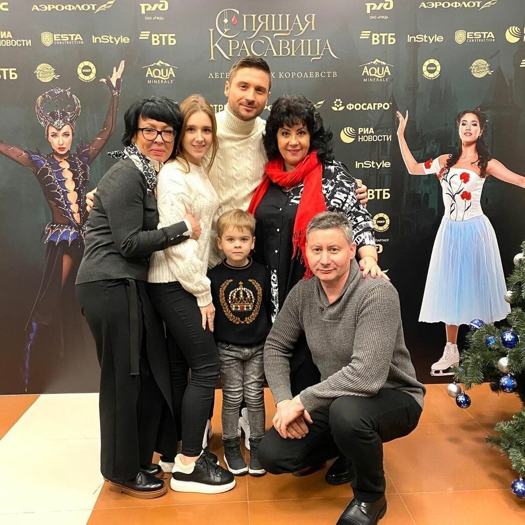 Сергей Лазарев с мамой, папой, тетей, племянницей и сыном