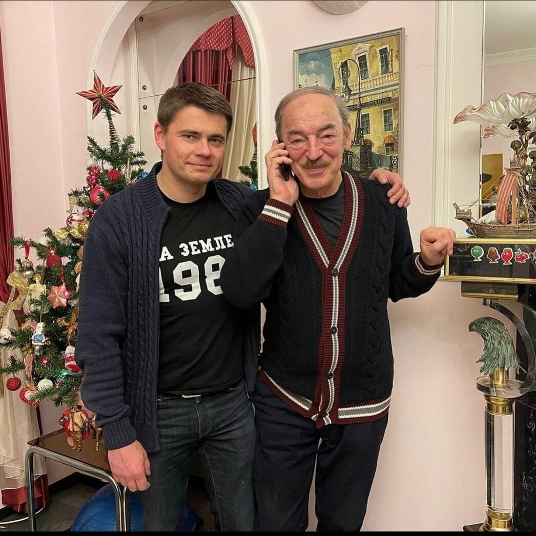 "Телефон не умолкает" - Михаил Боярский принимает поздравления.