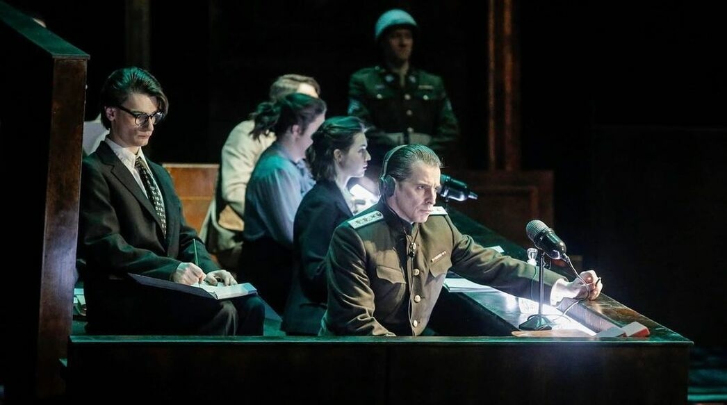 Сцена из спектакля "Нюрнбергский вальс"