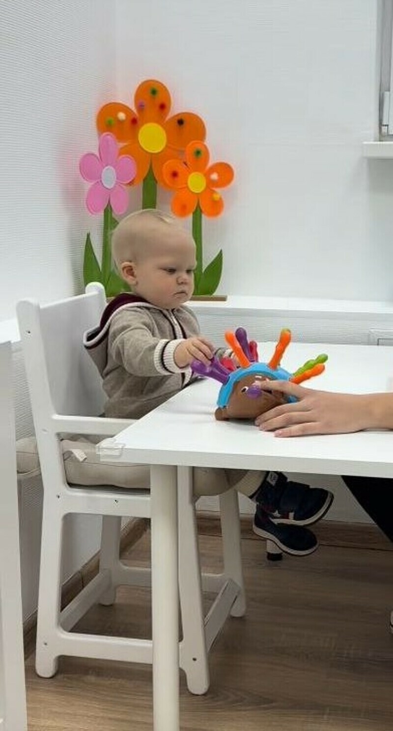 Годовалый Владимир за занятиями