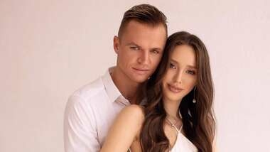 Дмитрий Тарасов трогательно проводил Анастасию Костенко в дорогу, оставаясь с детьми дома