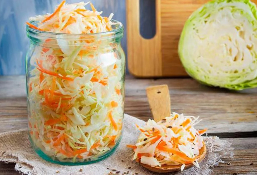 Хрустит и бодрит: 5 рецептов квашеной капусты, делаем вкусные заготовки на зиму