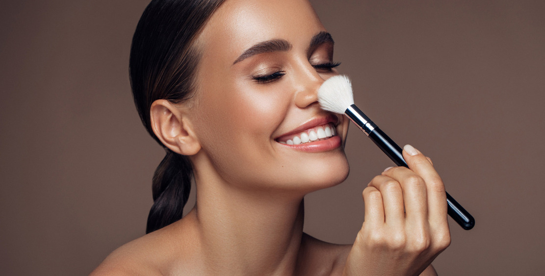 Красота и уход в одном флаконе: как выбрать макияж со skincare-эффектом