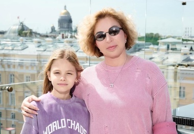 Симона Юнусова устроила внучке «каникулы в стиле Востока»: Алиса появилась в таинственном черном образе