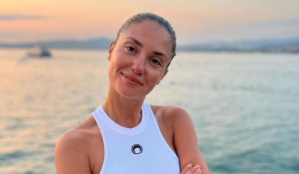 Агата Муцениеце с Мией наслаждаются деревенским отдыхом