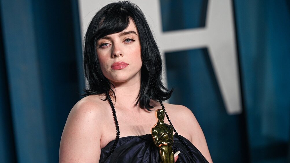 Билли Айлиш разоблачила фейковые образы с Met Gala 2025: «Меня там даже не было!»