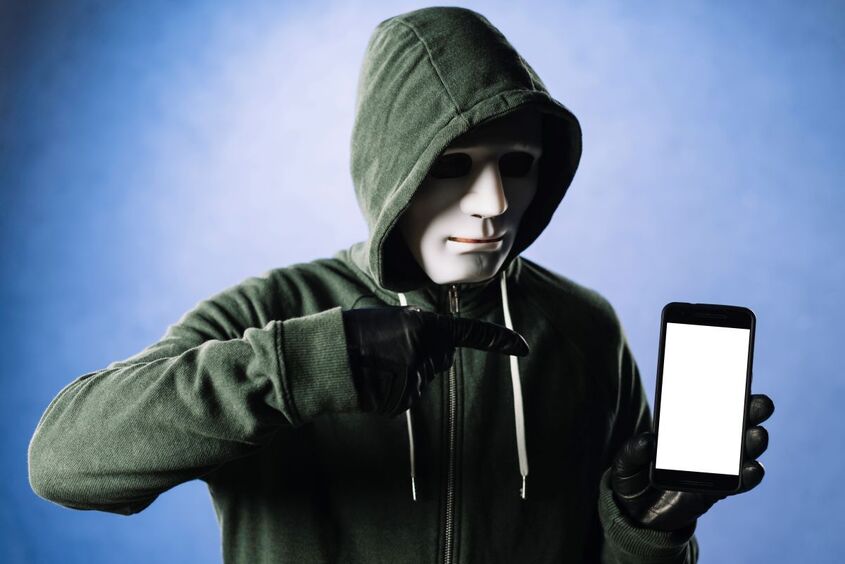 Попали на крючок телефонных мошенников: что делать и есть ли шанс вернуть деньги