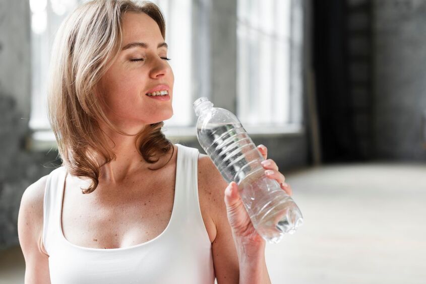 Пить или не пить: развенчиваем миф о необходимости поглощать воду литрами