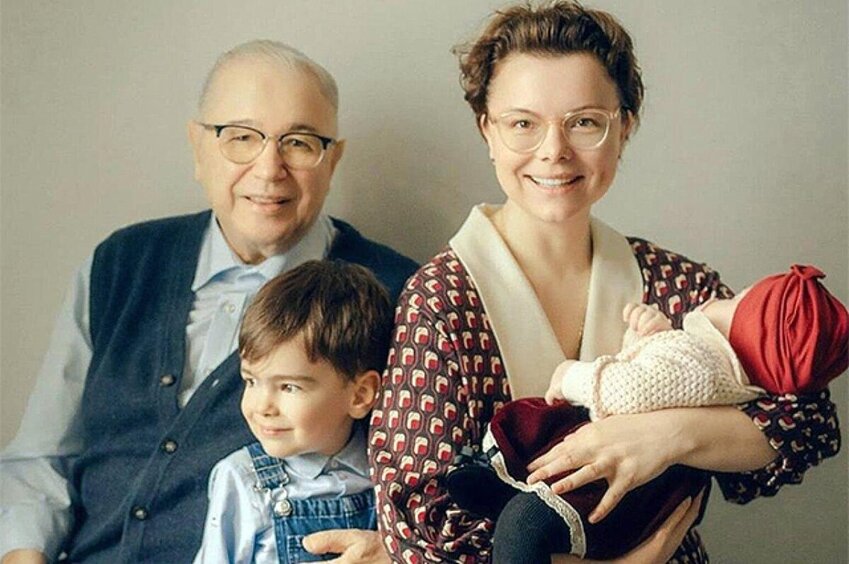 ЕВГЕНИЙ ПЕТРОСЯН И ТАТЬЯНА БРУХУНОВА С ДЕТЬМИ