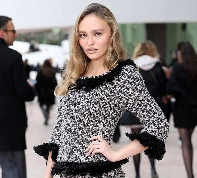 Дочь Джони Деппа выбрала неудачное платье для показа Chanel и обнажила свой недостаток