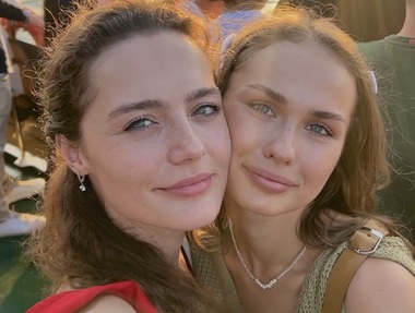 «Рядом с ней я чувствую себя моложе»: Ангелина Поплавская рассказала о сестре