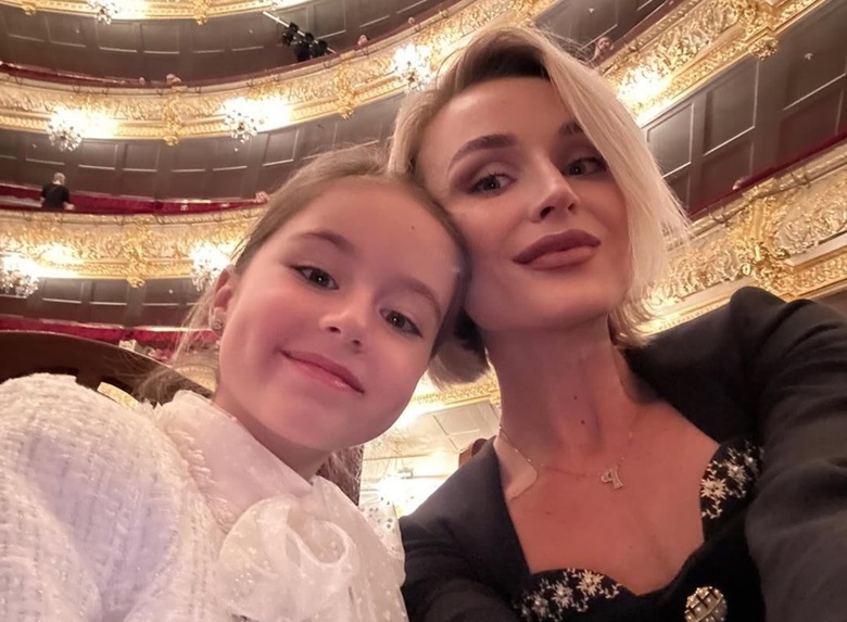 Побывали на «Щелкунчике»: Полина Гагарина показала редкие фото подросшей дочери Мии
