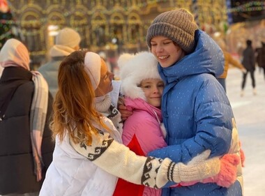 «Как в детстве»: МакSим поделилась милыми фото с дочерьми на катке