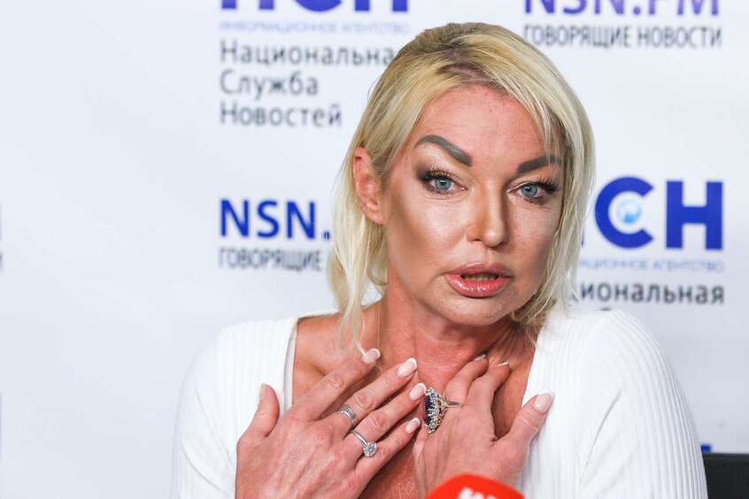 Волочкова показала фирменный шпагат, прикрывшись котом: «Не помещаются ноги в кадр»